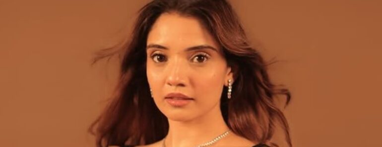 Juhi Bhatt Height, Age, Boyfriend, Family, Biography Juhi Bhatt Height, Age, Boyfriend, Family, Biography