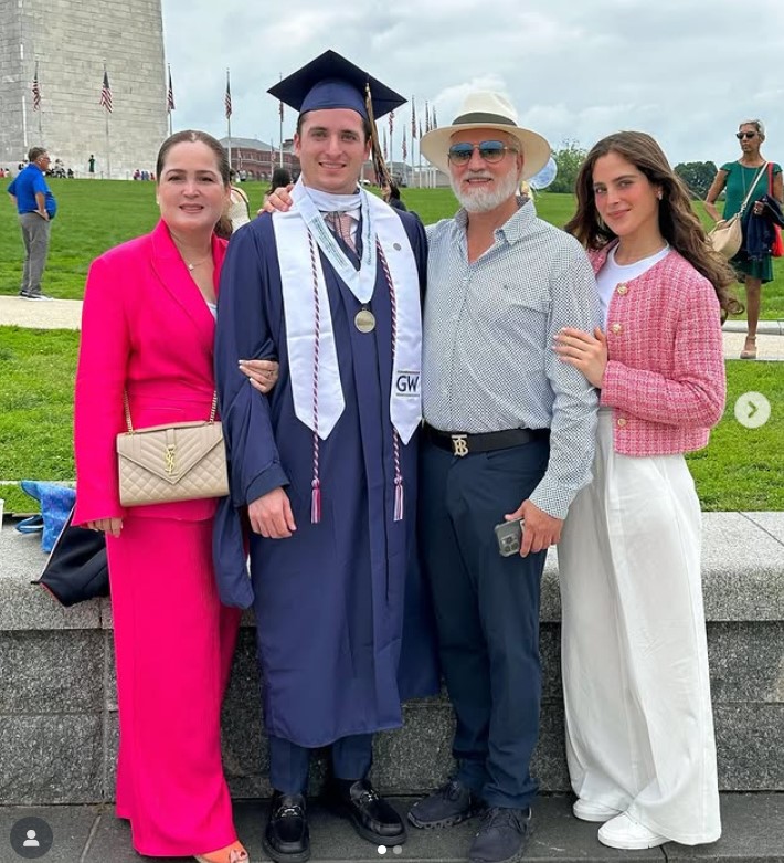 Fátima Bosch with her parents and brother