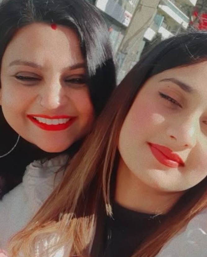 Kashish Aggarwal with her mom