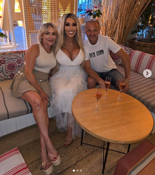 Kristhin Gomez with her parents