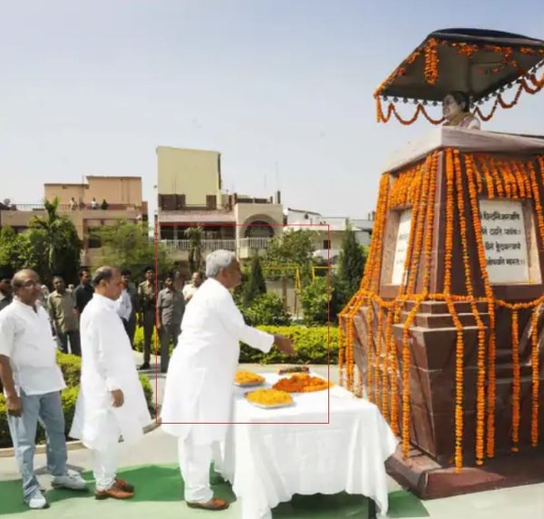 Manju Kumari Sinha’s husband, Nitish Kumar, while offering flowers to the memorial built in her memory