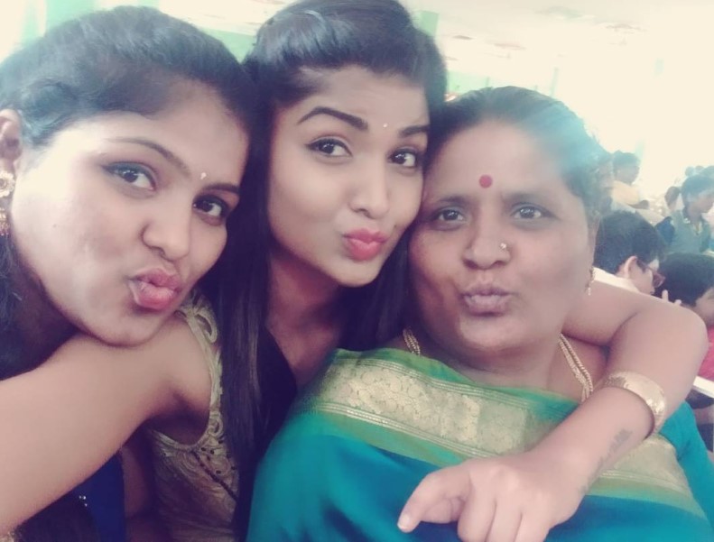 Manya Anand with her mother and sister