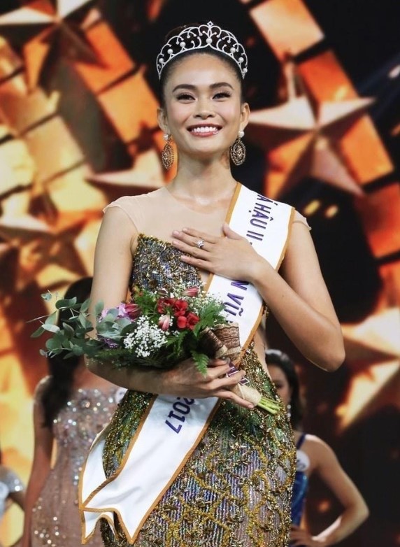 Mau Thuy crowned as 2nd runner-up at the Miss Universe Vietnam 2017