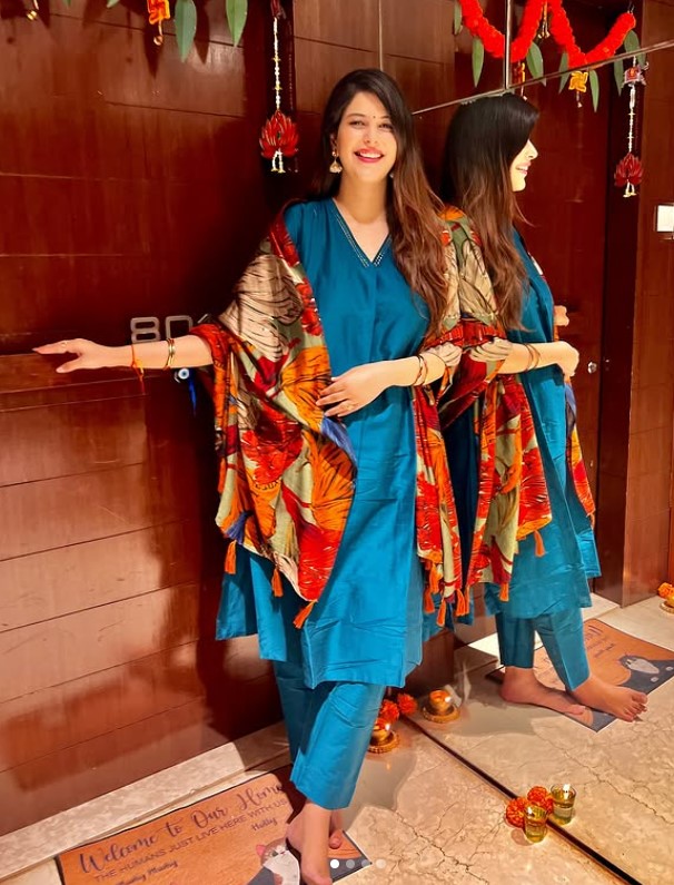 Saloni Khanna height