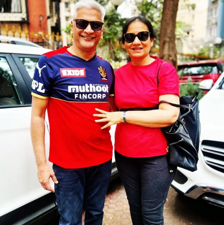 Shrinivas Mandhana with his wife