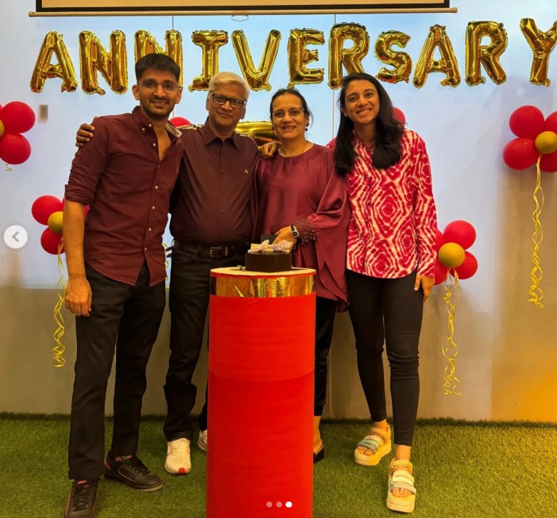 Shrinivas Mandhana with his wife and children