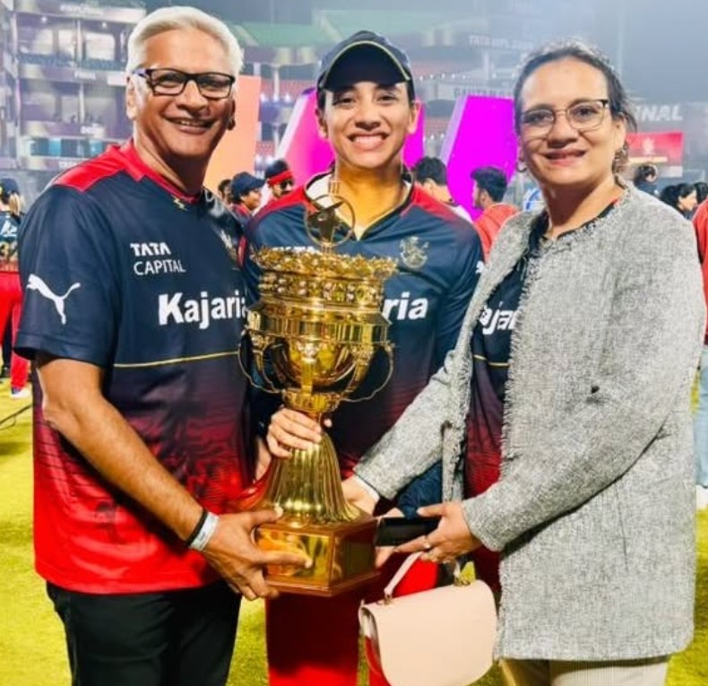 Shrinivas Mandhana with his wife and daughter
