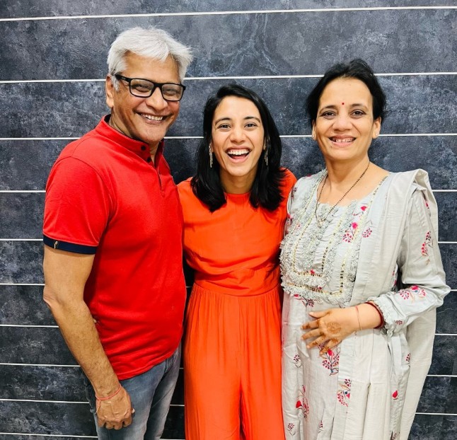 Smita Mandhana with her husband and daughter