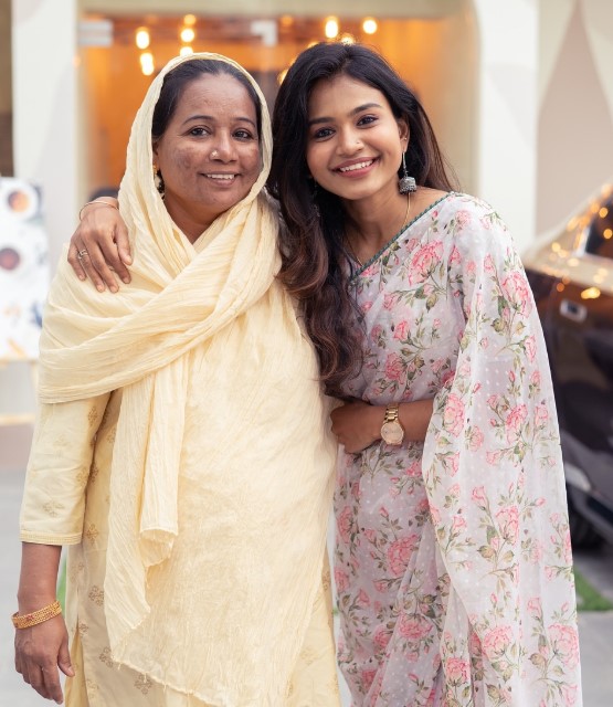 Yasmin Katheeja Allabakash with her mom