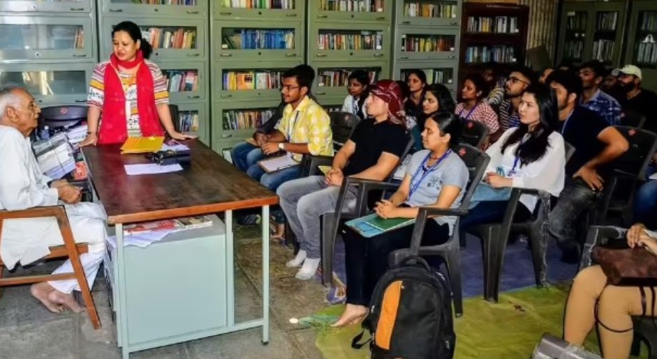 Baba Adhav during a lecture
