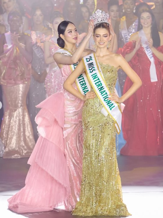 Catalina Duque crowned as Miss International 2025