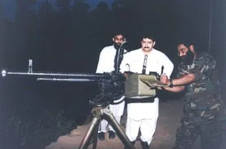 Ilyas Kashmiri (extreme right) shows an anti-aircraft gun to Hamid Mir (centre)