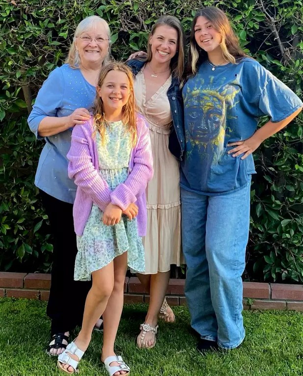Jodie Sweetin with her mother and daughters