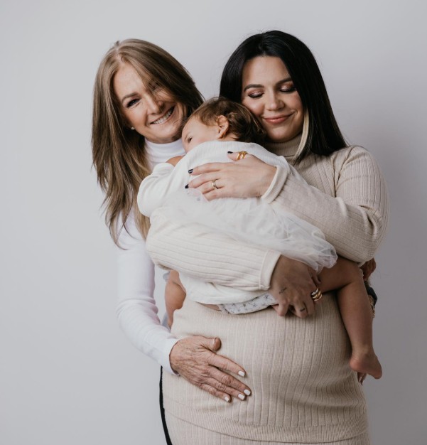 Keka Martínez with her mom and kid