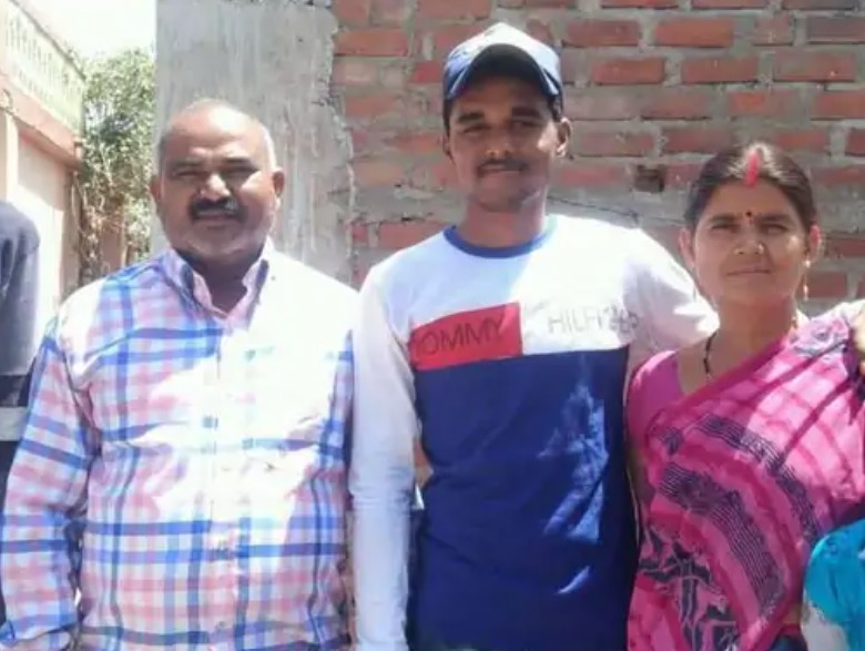 Mangesh Yadav with his parents
