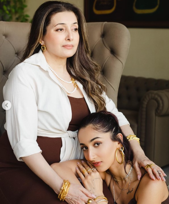 Shanaya Makani with her mother
