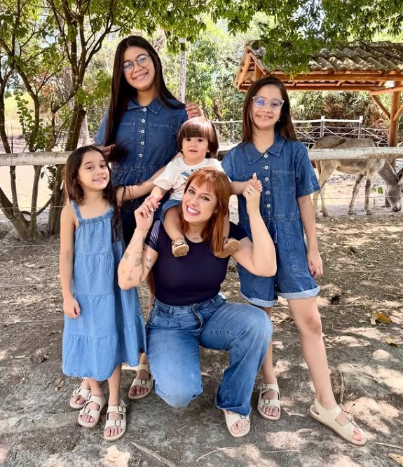 Thamires Ximenes with her kids