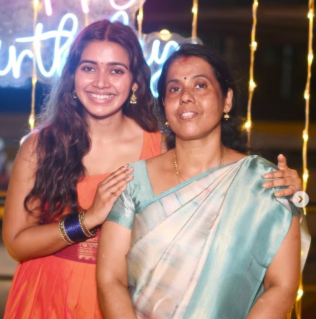 Tharsika Navaratnaraja with her mom