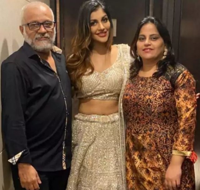 Yashika Aannand with her parents