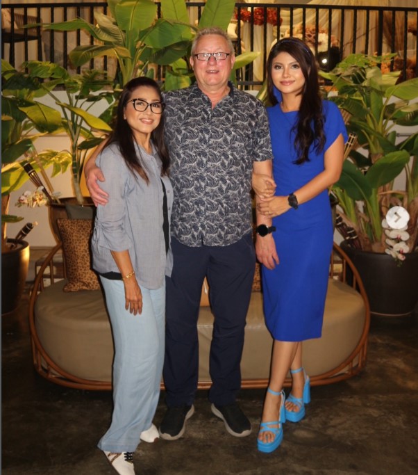 Amy Nur Tinie with her parents