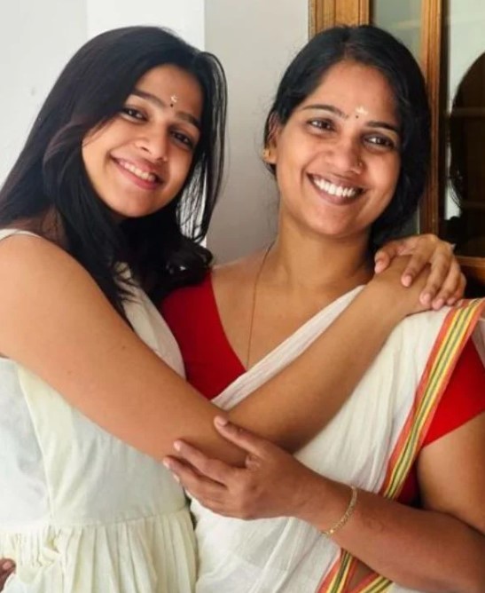 Ananthika Sanilkumar with her mother