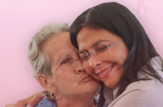 Delcy Rodríguez with her mother