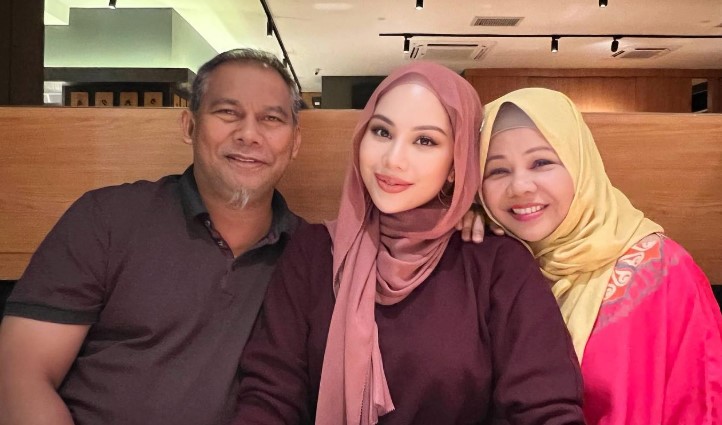 Erin Adnan with her parents