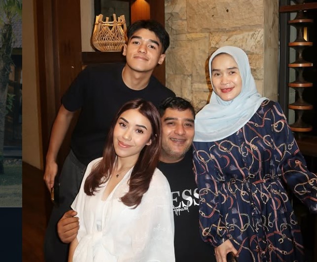 Lula Lahfah with her parents and brother