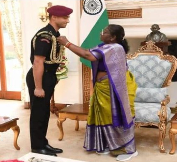 Major Rishabh Singh while taking recognition from President Droupadi Murmu