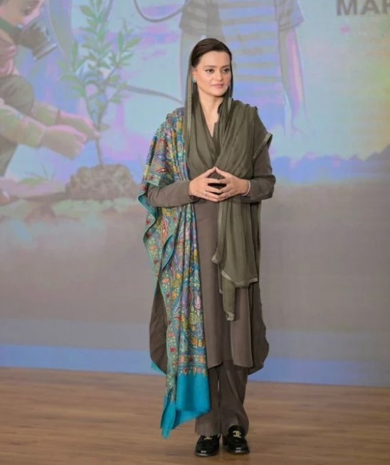 Marriyum Aurangzeb height