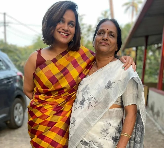 Sheetal Shetty with her mother