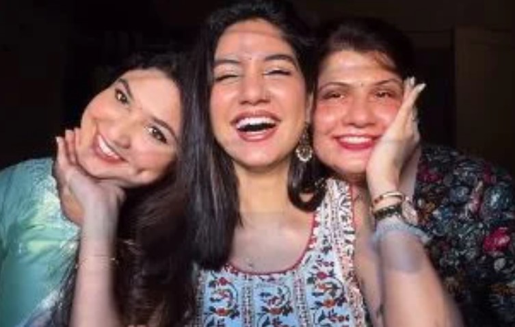 Soundharya Yuvaraj with her mother and sister