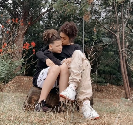 Iasmin Guedes with her son
