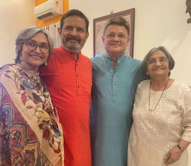 Pravina Deshpande with her siblings