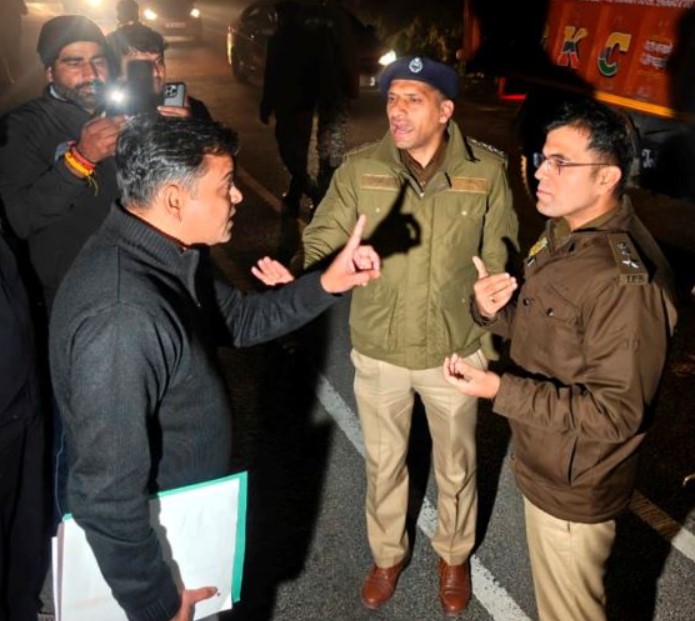 Rahul Vikram talking to Himachal Pradesh police officials