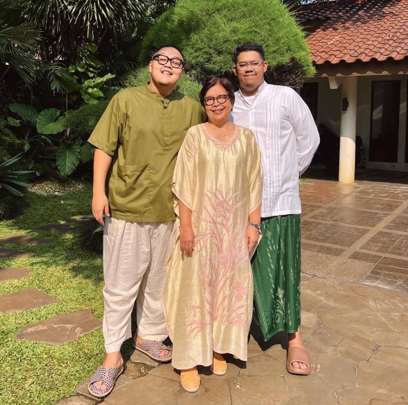 Reza Chandika with his mother and brother