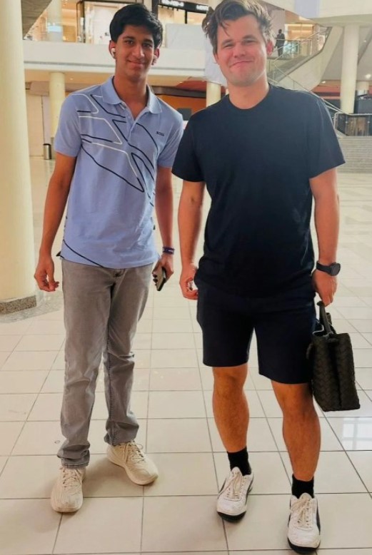 Aarav Dengla posing with chess player Magnus Carlsen