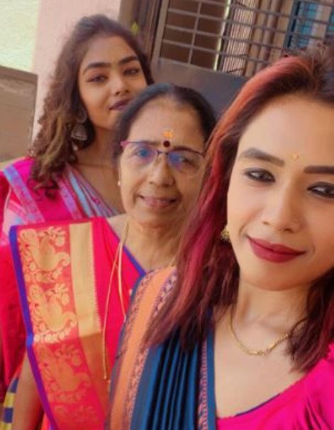 Aishwarya with her mother and sister