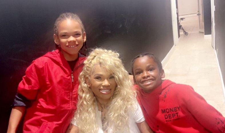 Apple Watts with her kids