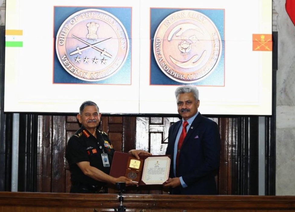 Colonel Bhupinder Shahi receiving his Veteran Achievers Award