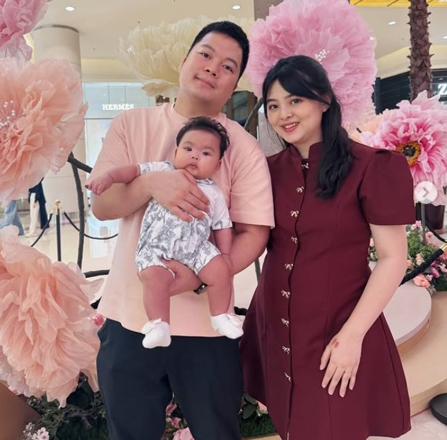 Jessica Vania with her husband and daughter