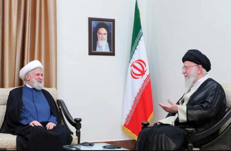Naim Qassem (left) with Iranian supreme leader Ali Khamenei (right)