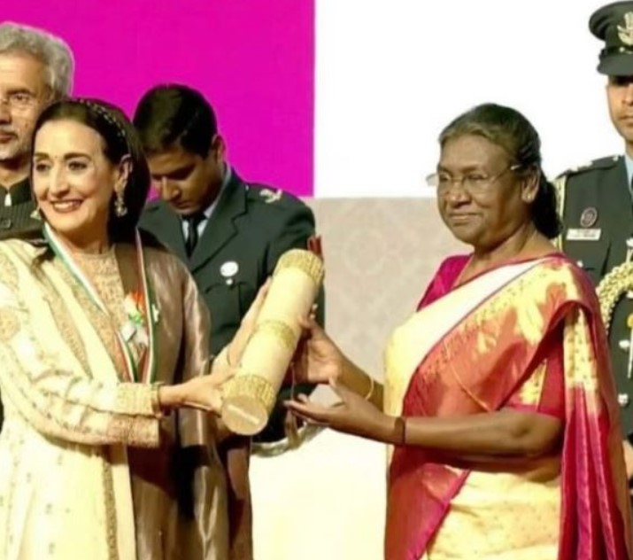 Reena Pushkarna, while receiving the Pravasi Bharatiya Samman Award, from the President Droupadi Murmu