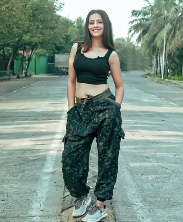 Samaira Thakur height