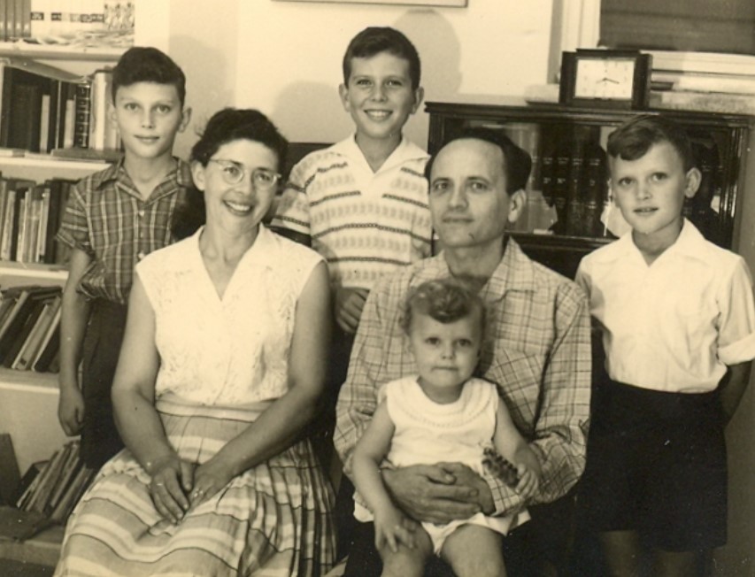 Sara Netanyahu's childhood image with her parents and brothers