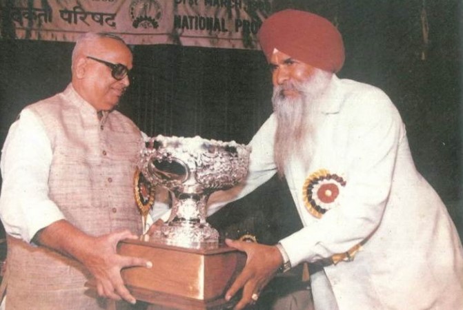 Shri J. Vengal Rao, Presenting the National Productivity Award to Sardar Raja Singh, Managing Director, Jupiter Radio