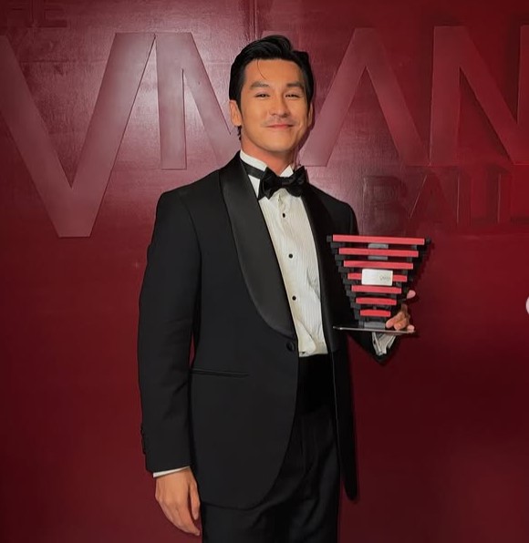 Thien Minh receiving the “Man of the Moment Art” award