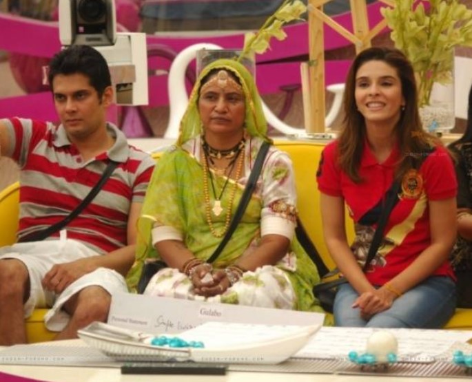 Gulabo Sapera on the set of Bigg Boss Season 5 with Sanjay Dutt