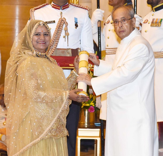 Gulabo Sapera, while receiving Padam Shri Award in 2016 from them President Pranab Mukherjee