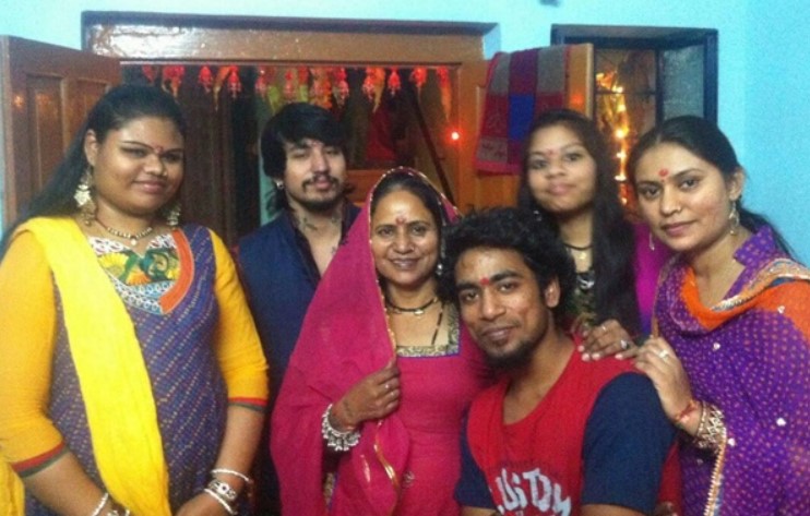 Gulabo Sapera with her kids